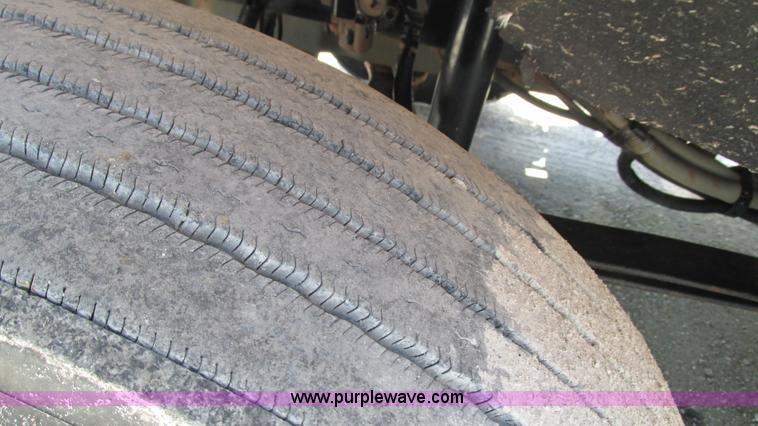 image for item J8548 1999 Kenworth T800 semi truck