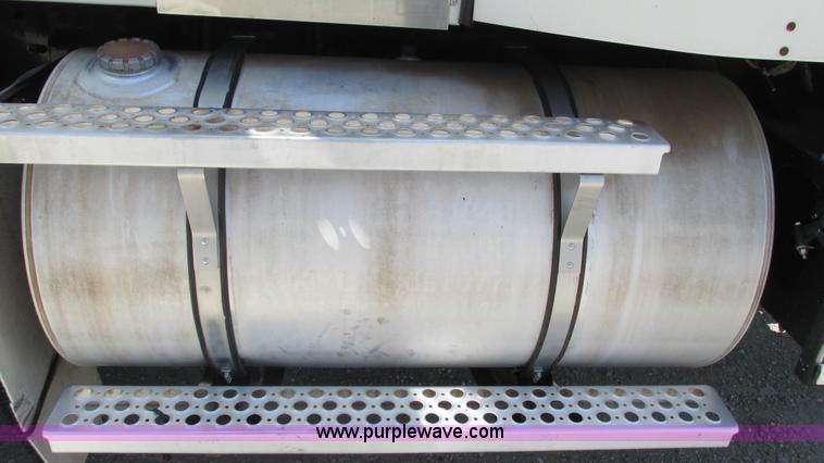 image for item J8548 1999 Kenworth T800 semi truck