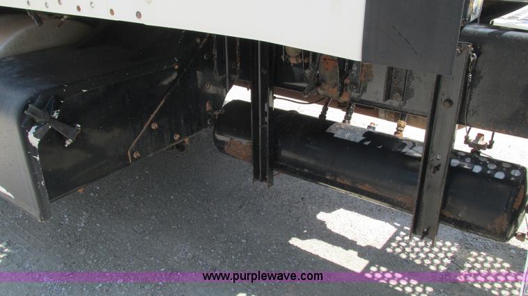 image for item J8548 1999 Kenworth T800 semi truck