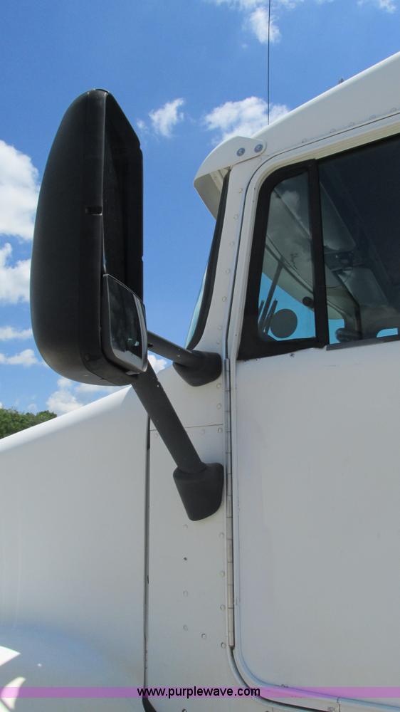 image for item J8548 1999 Kenworth T800 semi truck