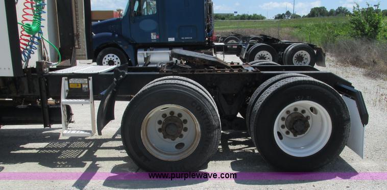 image for item J8548 1999 Kenworth T800 semi truck