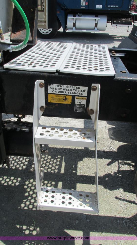 image for item J8548 1999 Kenworth T800 semi truck