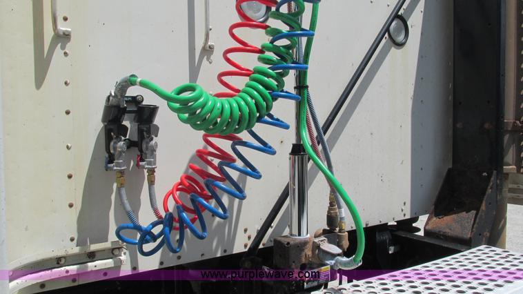 image for item J8548 1999 Kenworth T800 semi truck