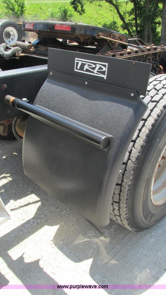 image for item J8548 1999 Kenworth T800 semi truck