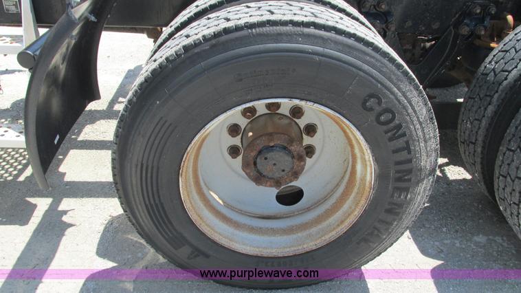 image for item J8548 1999 Kenworth T800 semi truck