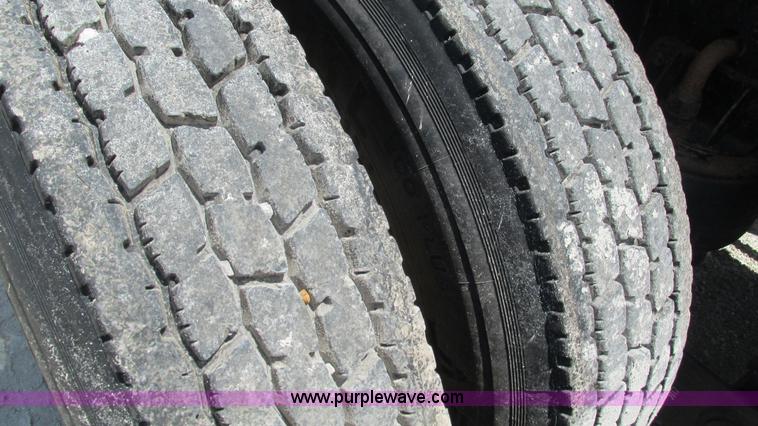 image for item J8548 1999 Kenworth T800 semi truck