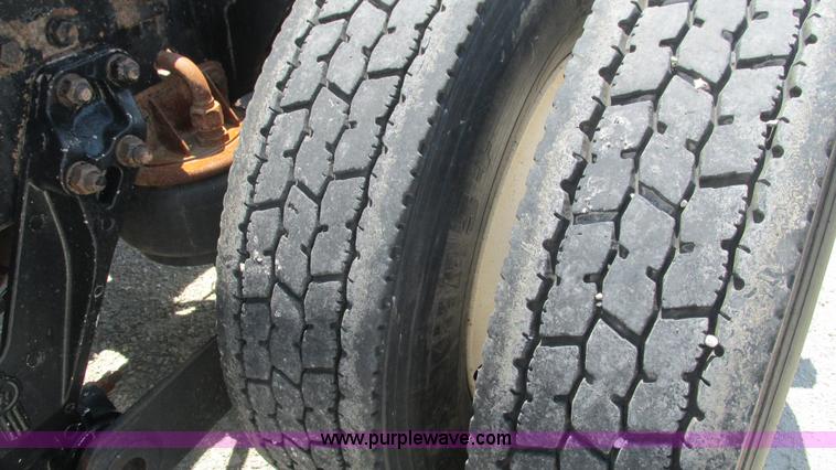 image for item J8548 1999 Kenworth T800 semi truck