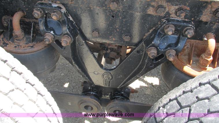 image for item J8548 1999 Kenworth T800 semi truck