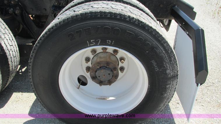 image for item J8548 1999 Kenworth T800 semi truck