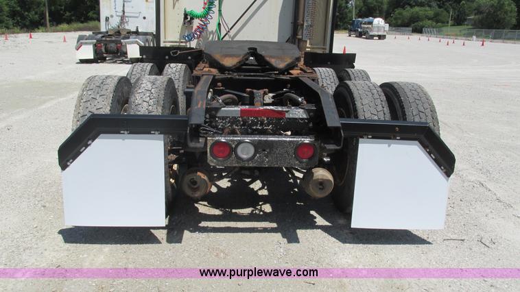 image for item J8548 1999 Kenworth T800 semi truck