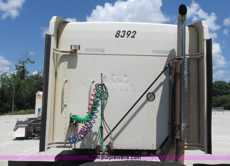 image for item J8548 1999 Kenworth T800 semi truck