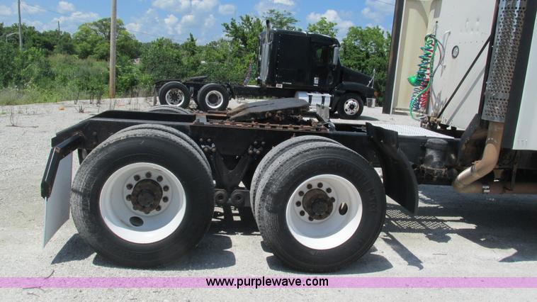 image for item J8548 1999 Kenworth T800 semi truck