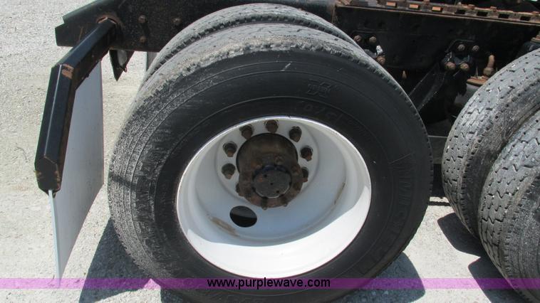 image for item J8548 1999 Kenworth T800 semi truck