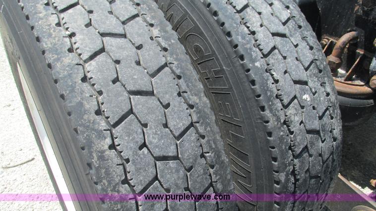 image for item J8548 1999 Kenworth T800 semi truck