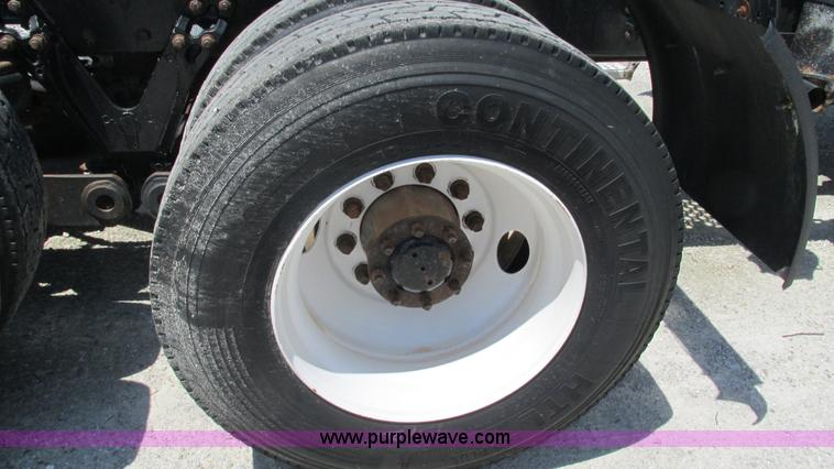 image for item J8548 1999 Kenworth T800 semi truck