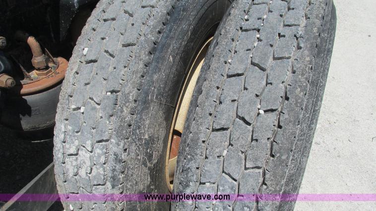 image for item J8548 1999 Kenworth T800 semi truck