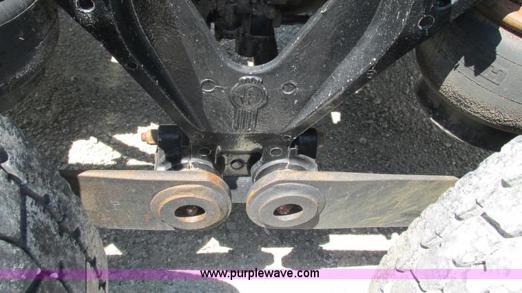 image for item J8548 1999 Kenworth T800 semi truck