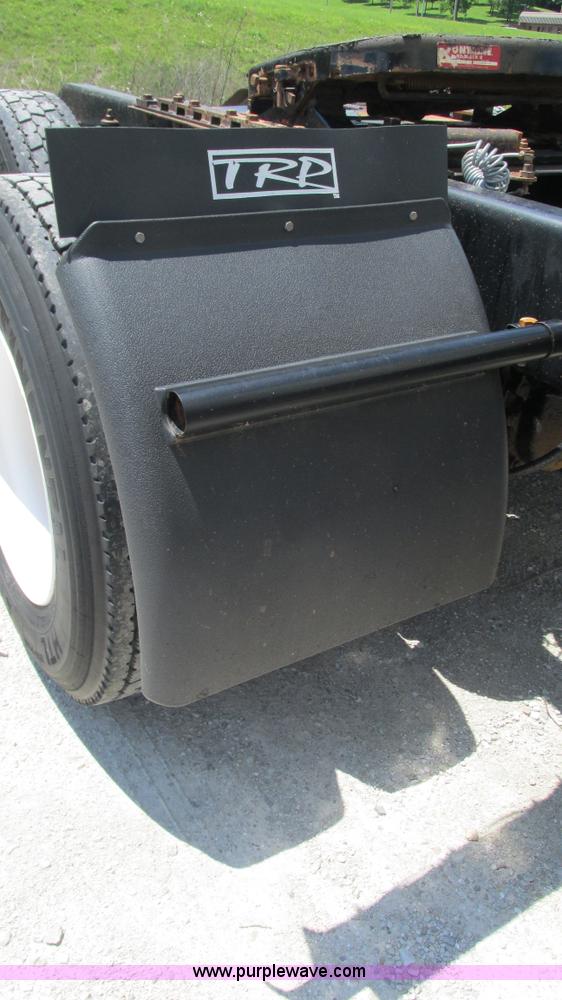 image for item J8548 1999 Kenworth T800 semi truck