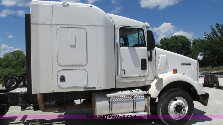 image for item J8548 1999 Kenworth T800 semi truck