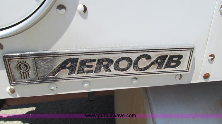 image for item J8548 1999 Kenworth T800 semi truck