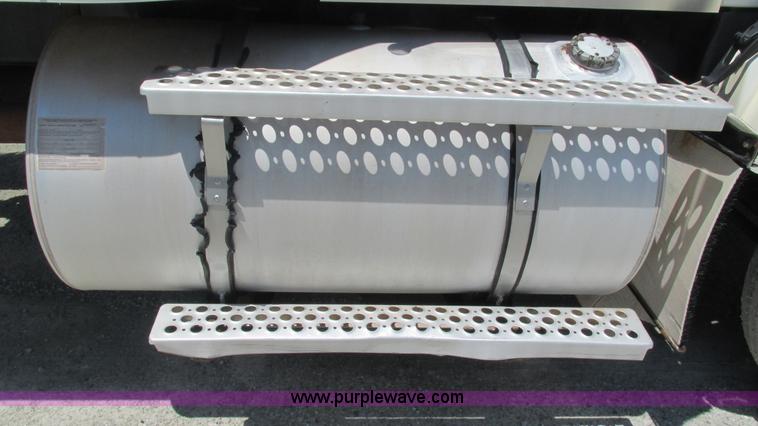 image for item J8548 1999 Kenworth T800 semi truck