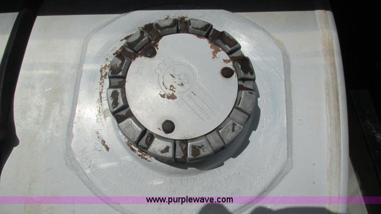 image for item J8548 1999 Kenworth T800 semi truck