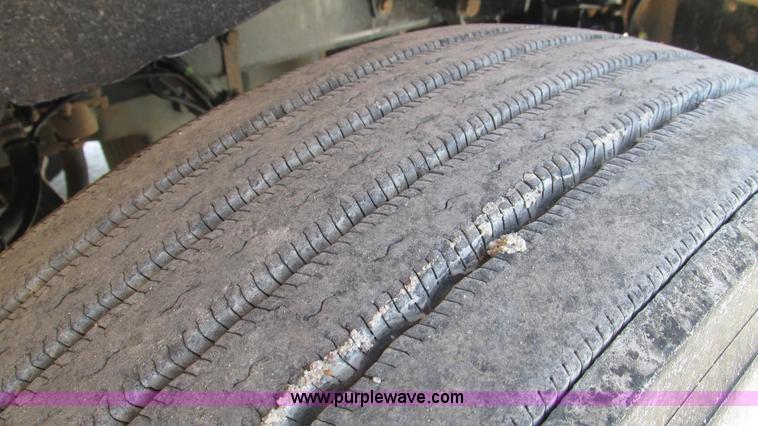 image for item J8548 1999 Kenworth T800 semi truck