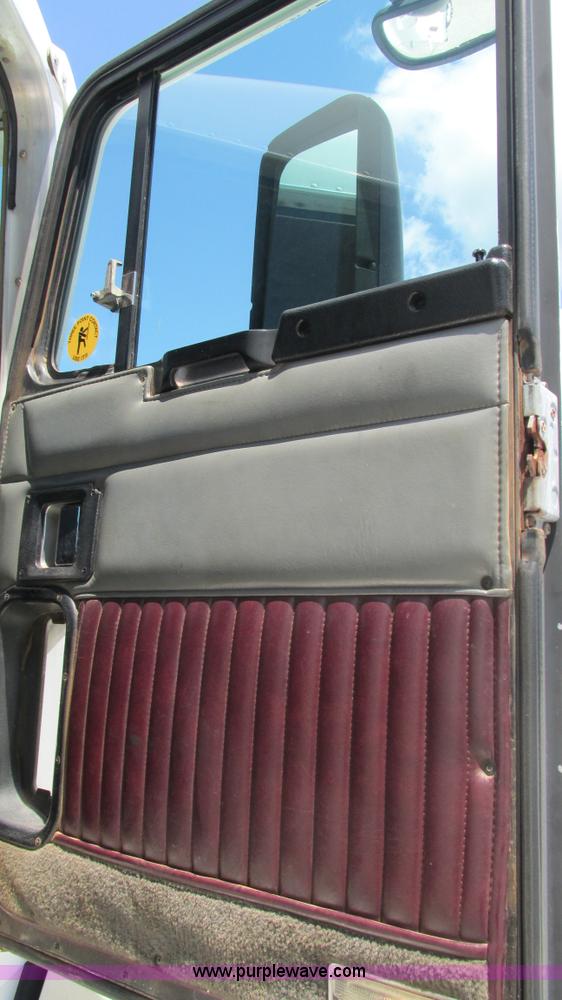 image for item J8548 1999 Kenworth T800 semi truck