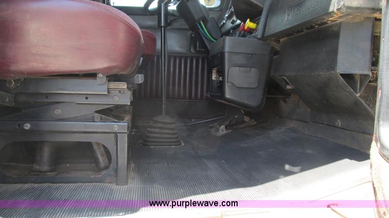 image for item J8548 1999 Kenworth T800 semi truck