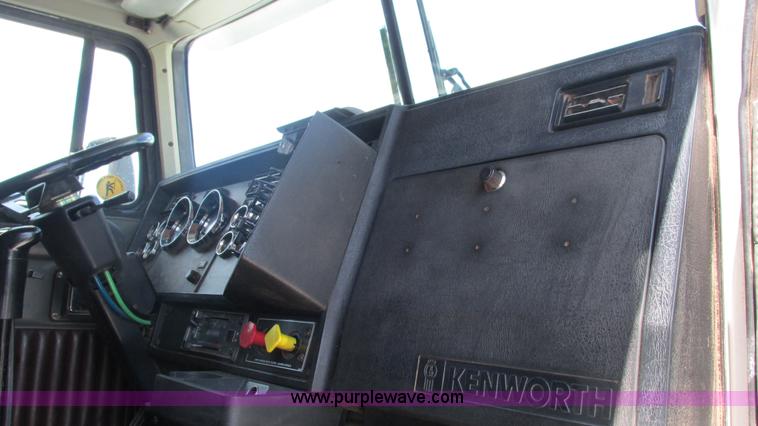 image for item J8548 1999 Kenworth T800 semi truck