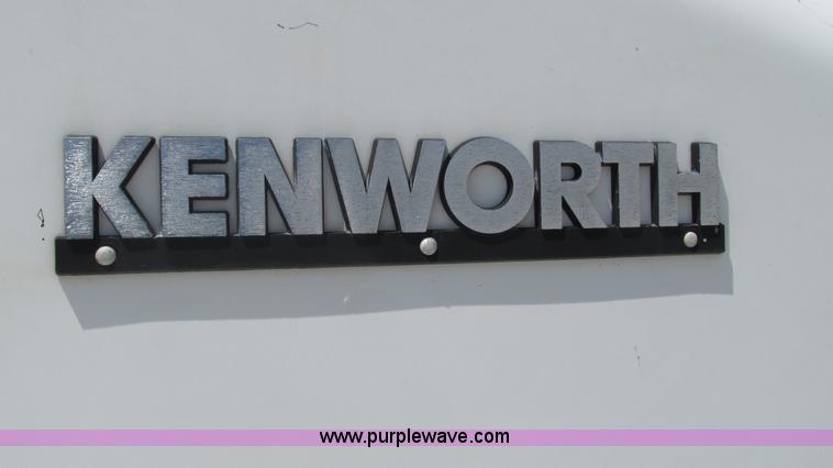 image for item J8548 1999 Kenworth T800 semi truck