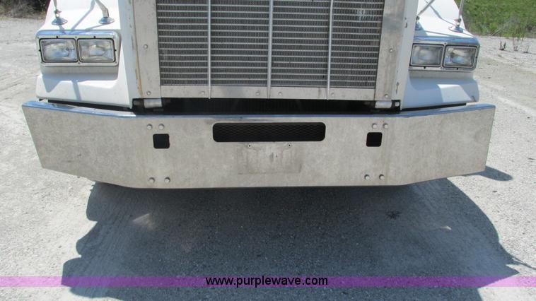 image for item J8548 1999 Kenworth T800 semi truck