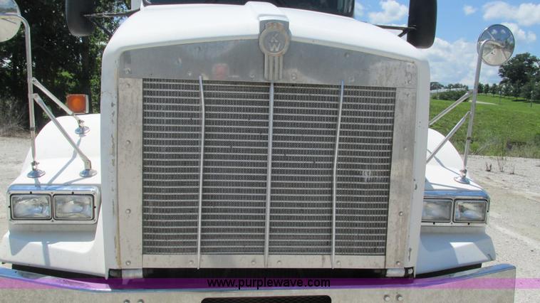 image for item J8548 1999 Kenworth T800 semi truck
