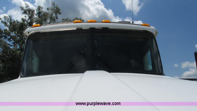 image for item J8548 1999 Kenworth T800 semi truck