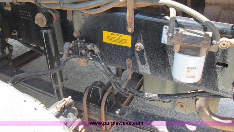 image for item J8548 1999 Kenworth T800 semi truck