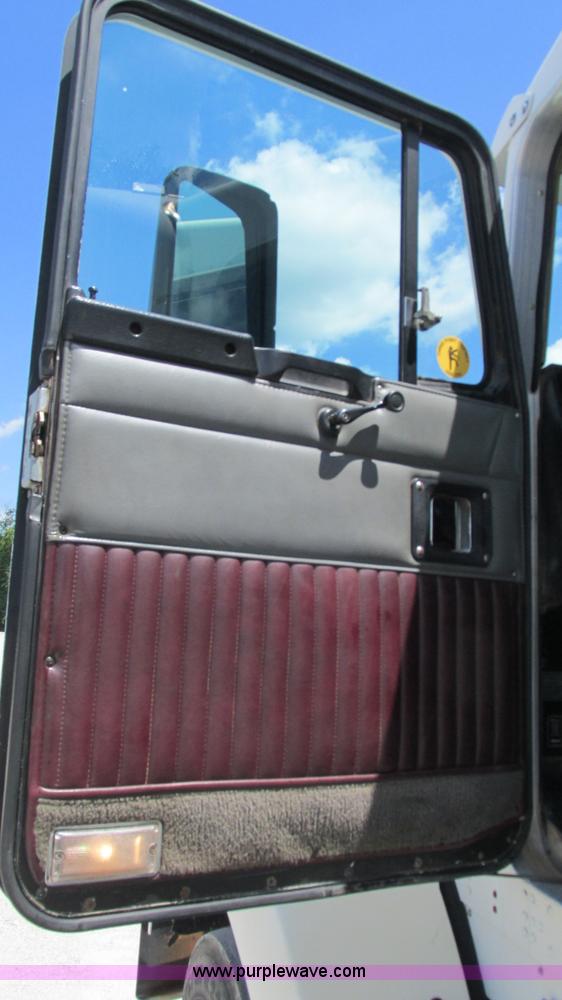 image for item J8548 1999 Kenworth T800 semi truck