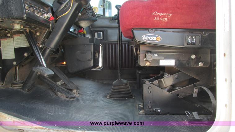 image for item J8548 1999 Kenworth T800 semi truck