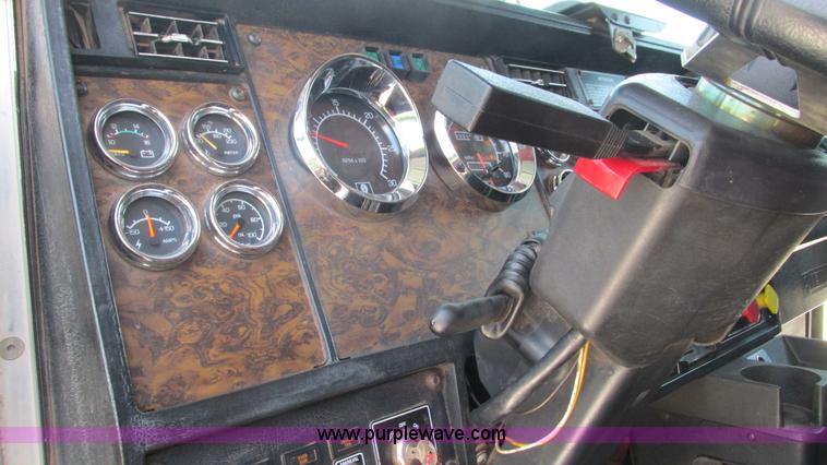 image for item J8548 1999 Kenworth T800 semi truck