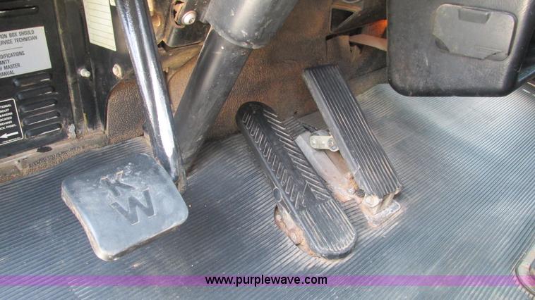 image for item J8548 1999 Kenworth T800 semi truck