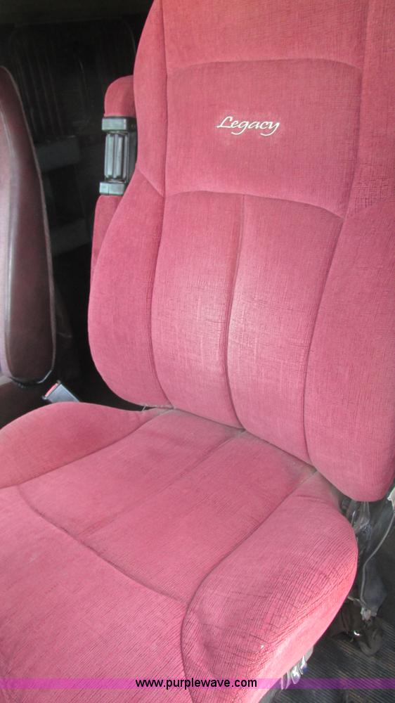 image for item J8548 1999 Kenworth T800 semi truck