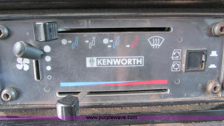 image for item J8548 1999 Kenworth T800 semi truck