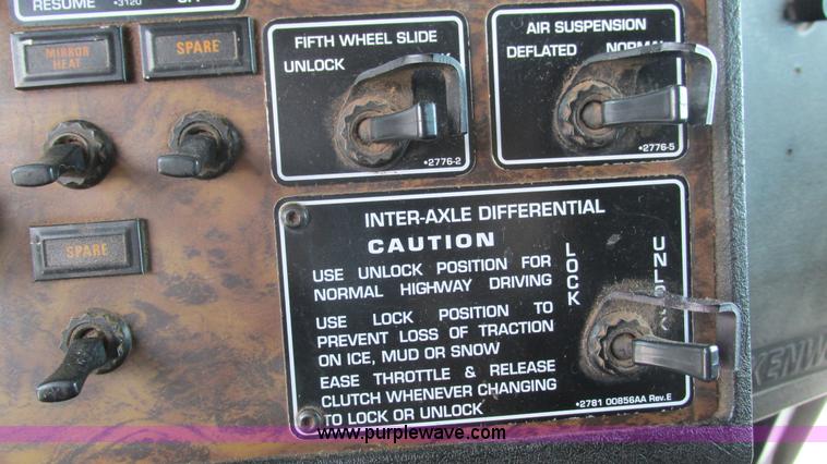 image for item J8548 1999 Kenworth T800 semi truck