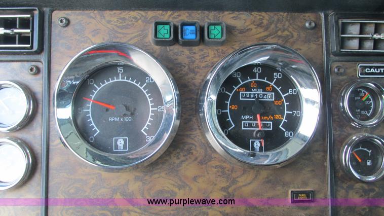 image for item J8548 1999 Kenworth T800 semi truck