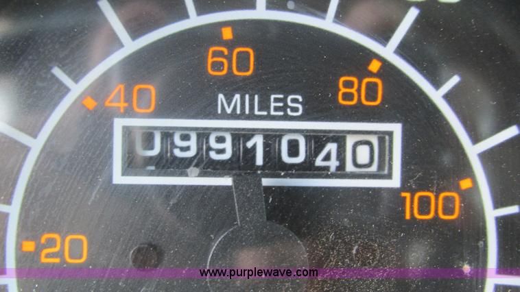 image for item J8548 1999 Kenworth T800 semi truck