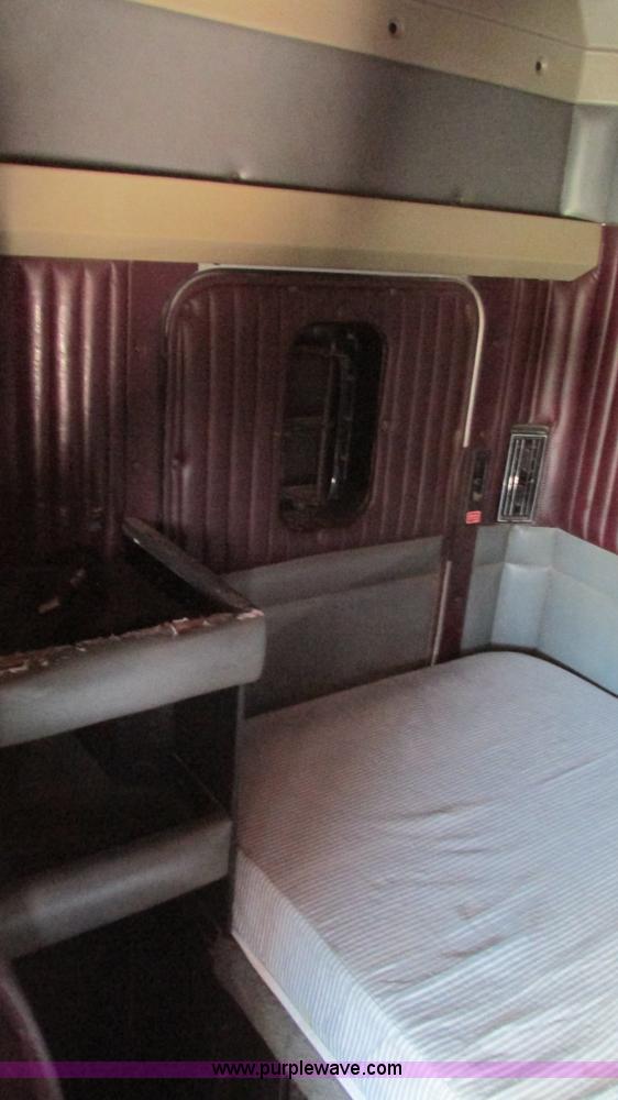 image for item J8548 1999 Kenworth T800 semi truck