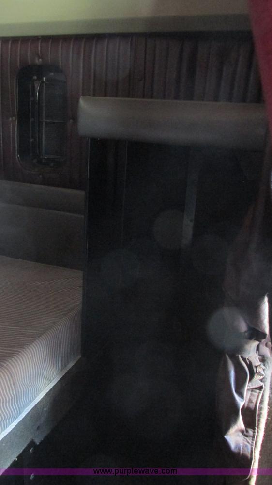 image for item J8548 1999 Kenworth T800 semi truck