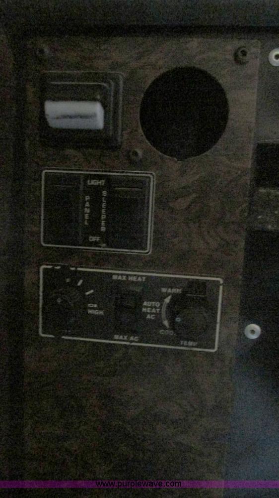 image for item J8548 1999 Kenworth T800 semi truck