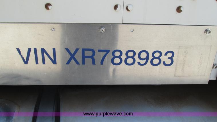 image for item J8548 1999 Kenworth T800 semi truck