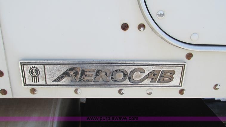 image for item J8548 1999 Kenworth T800 semi truck