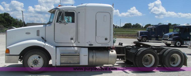 image for item J8549 1999 Peterbilt 377 semi truck